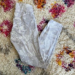 Lululemon Wunder Under SZ 6